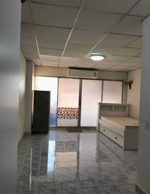 ขายด่วน คอนโด กรีนเพลส รอยัล พาร์ค ทำเลหน้าโรงเรียน ขนาด 31 ตรม.ชั้น 4 ห้องเย็นอยู่สบาย โทร 099-1961001